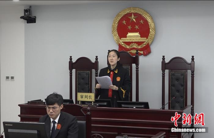 北京首例校外“咸猪手”入罪案：被告人称不知犯法