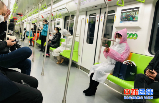 复工首日上海地铁上人人都佩戴口罩