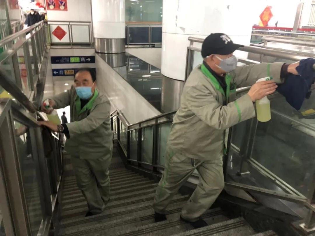 地铁多于50人候检时站外分批进站！北京方案全国推广
