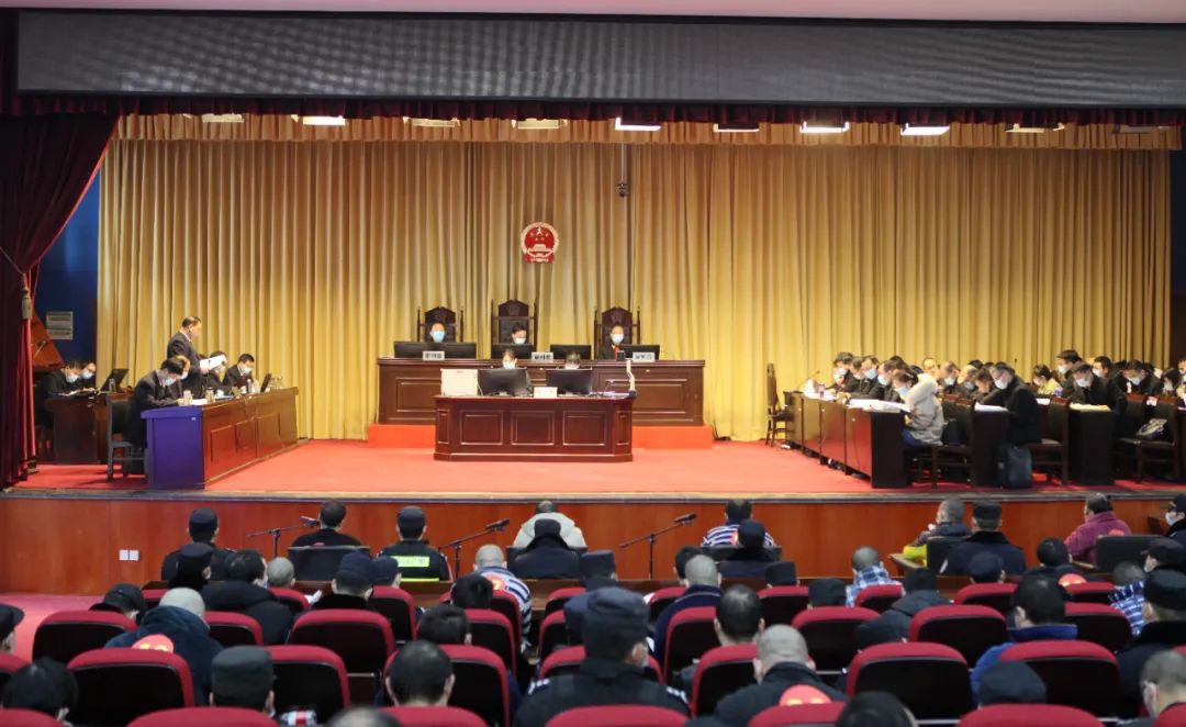 庭审现场，河南省社旗县检察院检察官宣读起诉书。